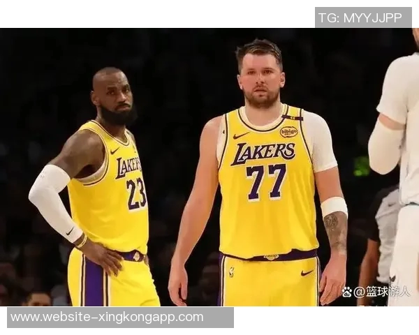 詹姆斯本赛季表现低迷球权到手立刻传给东契奇 詹姆斯本赛季表现低迷球权到手立刻传给东契奇